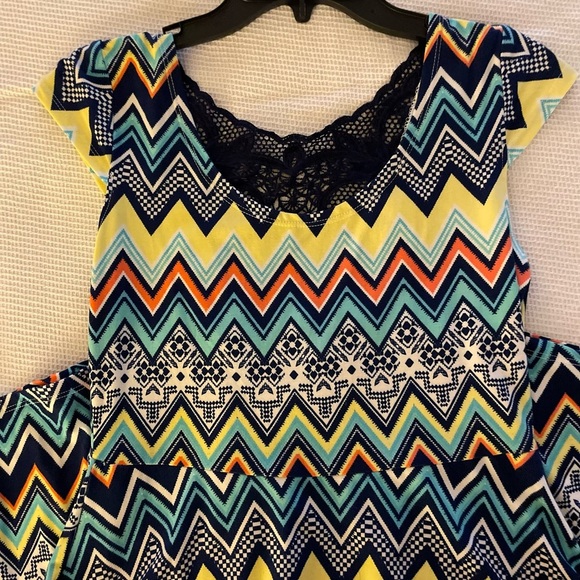 Derek Heart Juniors Multi-Color Zig-Zag Chevron Print A-Line Dress with Lace on - Picture 4 of 6